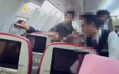 Người đàn ông cố gắng mở cửa thoát hiểm trên máy bay và cái kết