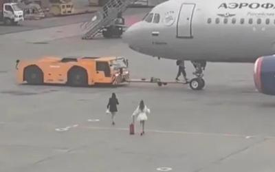 2 người phụ nữ chạy ra đường băng để cố gắng bắt kịp chuyến bay