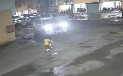 Đang chơi trên đường, bé gái bị xe ô tô cán trúng