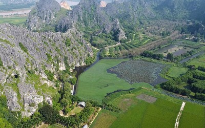 Núi đá trùng điệp, sông nước xanh mướt ở danh thắng Kim Sơn