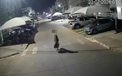 Camera ghi lại hành động bất ngờ của người phụ nữ trong đêm
