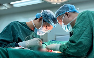 Đặt túi ngực lần 2, người phụ nữ 38 tuổi liên tục chảy dịch, vết thương không liền