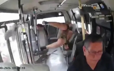 Đâm vào cửa xe buýt, người đàn ông bay thẳng vào ghế ngồi