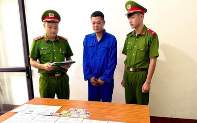 Mua 3 giấy phép lái xe giả để hành nghề, người đàn ông bị khởi tố