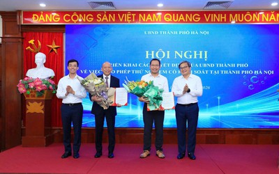 Hà Nội trao quyết định sandbox cho hai doanh nghiệp thí điểm xe tự hành và chế tạo đất hiếm