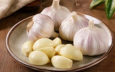 Ăn tỏi sống mỗi ngày suốt 5 tháng, người đàn ông 28 tuổi ngỡ ngàng khi đi khám
