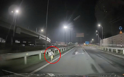 Bé trai đi lạc giữa cao tốc lúc nửa đêm, tài xế làm điều ấm lòng