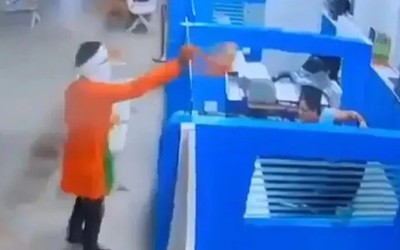 Dùng ớt bột cướp ngân hàng, người đàn ông bị bắt sau 30 phút