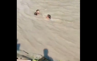 2 học sinh nhảy xuống kênh cứu người phụ nữ bị đuối nước