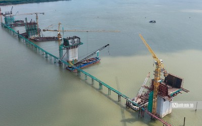 Hà Nội: Ngắm loạt trụ cầu đang "mọc" giữa lòng sông Hồng