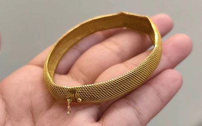 Mua vòng vàng ở chợ trời, tài xế xe ôm mang đi kiểm tra thì sốc nặng