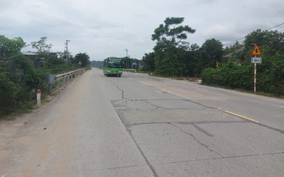 Cận cảnh vết nứt kéo dài, mặt đường bong tróc trên Quốc lộ 1 qua tỉnh Hà Tĩnh