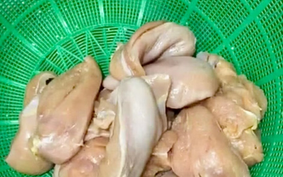Hà Nội yêu cầu làm rõ vụ tôm ươn, thịt có mùi lạ vào trường học