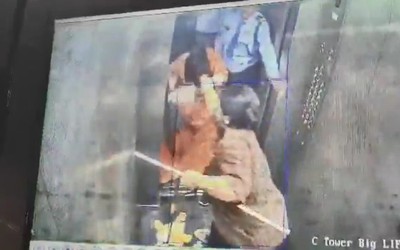 2 người phụ nữ lao vào đánh nhau dữ dội trong thang máy