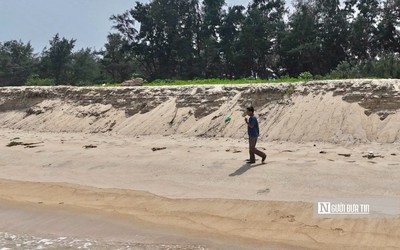 Sạt lở tạo vách cát cao quá đầu, ngư dân Quảng Ngãi chật vật đưa thúng ra biển