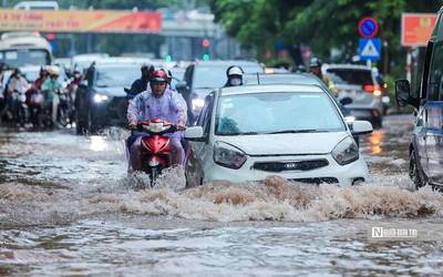 Hà Nội mưa lớn xuyên đêm, đường phố ngập sâu