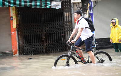 Nhiều trường ở Hà Nội cho học trực tuyến vì mưa ngập