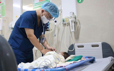 Người lớn nhỏ nhầm axit vào miệng, bé 1 tháng tuổi nhập viện cấp cứu
