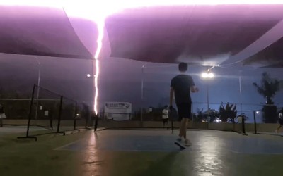 Sét đánh cạnh sân pickleball, người chơi hoảng sợ