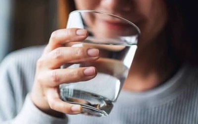 Uống nước ấm mỗi sáng khi bụng đói, người phụ nữ 50 tuổi bất ngờ khi đi khám