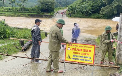 Nhiều tuyến giao thông trọng điểm ở Thanh Hóa vẫn ngập, đất đá tràn xuống mặt đường