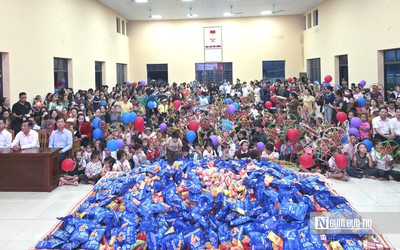 Những người làm báo xứ Nghệ mang trung thu đến sớm cho trẻ em vùng biên