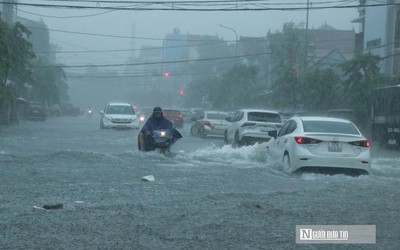 Nghệ An mưa xối xả, nhiều tuyến phố ngập sâu