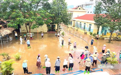 Giáo viên mầm non ở lại trường, đội đèn dọn vệ sinh sau lũ đón trẻ
