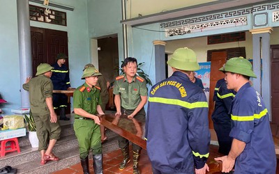 Sau lũ, người dân trở về dọn nhà, học sinh trở lại lớp