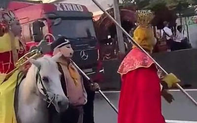 Công an làm việc với 4 "thầy trò Đường Tăng" cưỡi ngựa, đi bộ trong làn ô tô