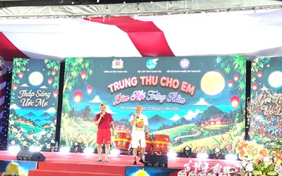 Hàng nghìn trẻ em vùng biên vỡ òa trong đêm Trung thu có nghệ sĩ Xuân Bắc, Tự Long