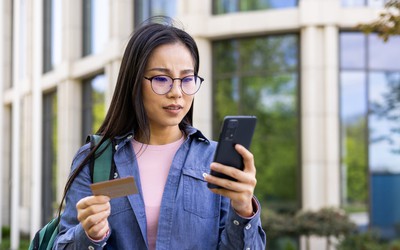 Ngân hàng thu phí thẻ: đâu là căn cứ tính?