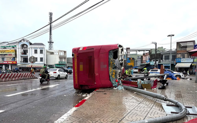 Xe khách giường nằm lật giữa đường, 2 người tử vong, nhiều người bị thương