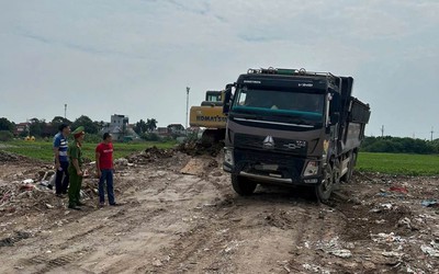 Đổ trái phép hơn 4.500 tấn chất thải xây dựng, giám đốc công ty vận tải vướng vòng lao lý