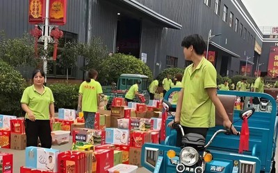 Công ty tặng quà Trung thu "khủng", nhân viên phải dùng xe ba gác chở về