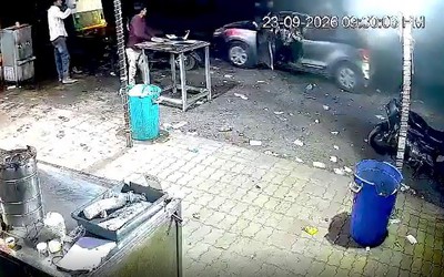 Xe tải chạy tốc độ cao húc văng ô tô con đang dừng đỗ trên phố