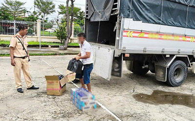 Phát hiện thứ không ngờ trong xe tải lưu thông trên tuyến Quốc lộ 80