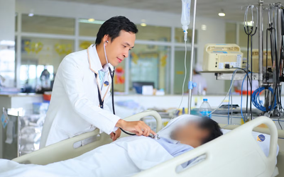 Uống nhầm thứ không ngờ cất trong tủ lạnh, người đàn ông nhập viện cấp cứu