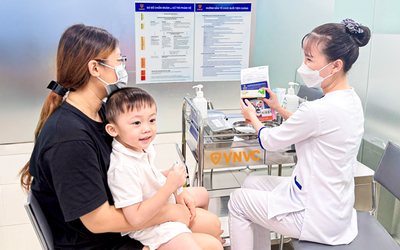 Gần 300 trung tâm VNVC đồng loạt tiêm vắc xin tay chân miệng đầu tiên tại Việt Nam