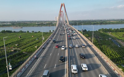 Ngày đầu thực hiện giữ khoảng cách trên cầu Nhật Tân: Biển báo bất ngờ bị tháo bỏ