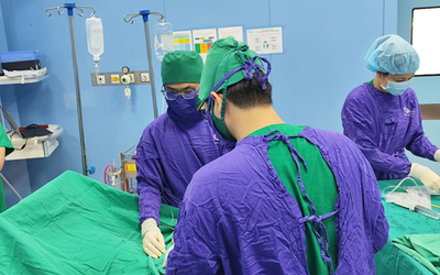 Tắm hồ về, bé trai 14 tuổi xuất hiện dấu hiệu bất thường, phải cắt bỏ tinh hoàn