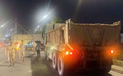 Bùn đất che biển số, tài xế xe tải nhận phạt 23 triệu đồng