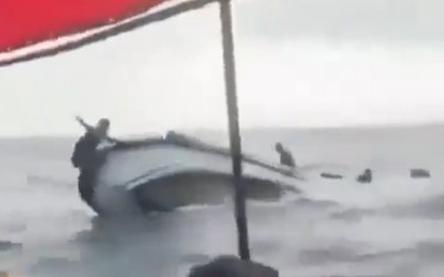Thuyền lật úp trên biển, hất văng hành khách xuống nước