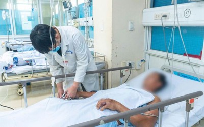 Đang cắt cỏ trong vườn, người đàn ông 44 tuổi bị con rắn màu xanh cắn vào tay