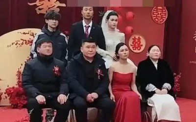 Dự đám cưới, mẹ cô dâu diện trang phục "lạ" gây tranh cãi