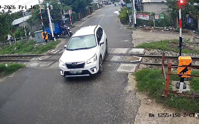 Vượt đường ngang khi đèn đỏ bật sáng, tài xế bị xử phạt 19 triệu đồng
