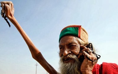 Người đàn ông giơ tay phải lên trời suốt 53 năm, lý do gây bất ngờ