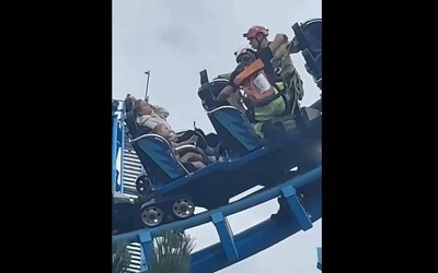 Tàu lượn siêu tốc gặp sự cố khiến 27 hành khách mắc kẹt ở độ cao 15 mét