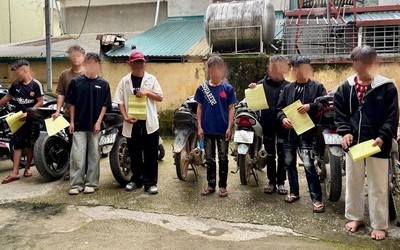 Lạng lách rồi "thông chốt" CSGT, nhóm thanh niên bị xử phạt