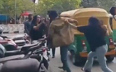2 người phụ nữ lao vào ẩu đả với tài xế ngay giữa đường